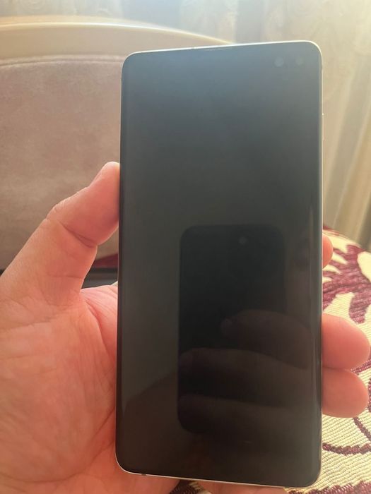 Продам телефон Самсунг с10+