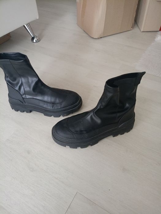 Vând ghete dama mărimea 40,in stare perfecta, produs de calitate.