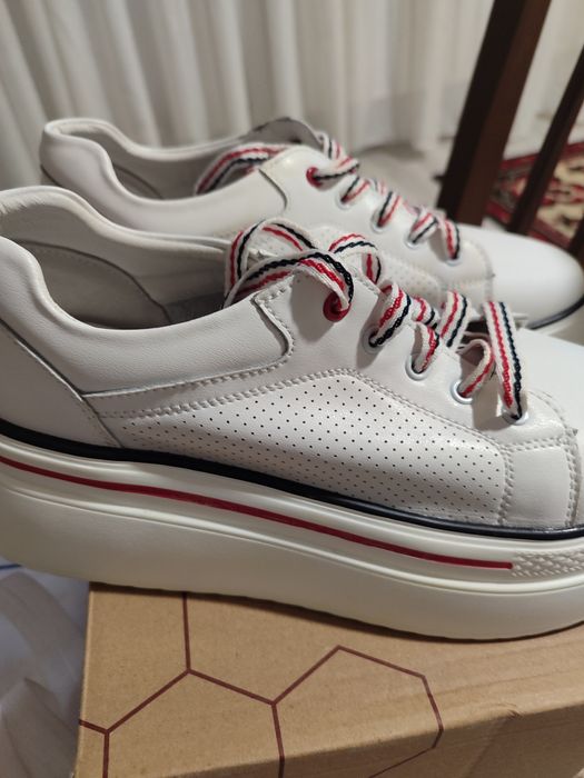 Продам кроссовки (кожа)