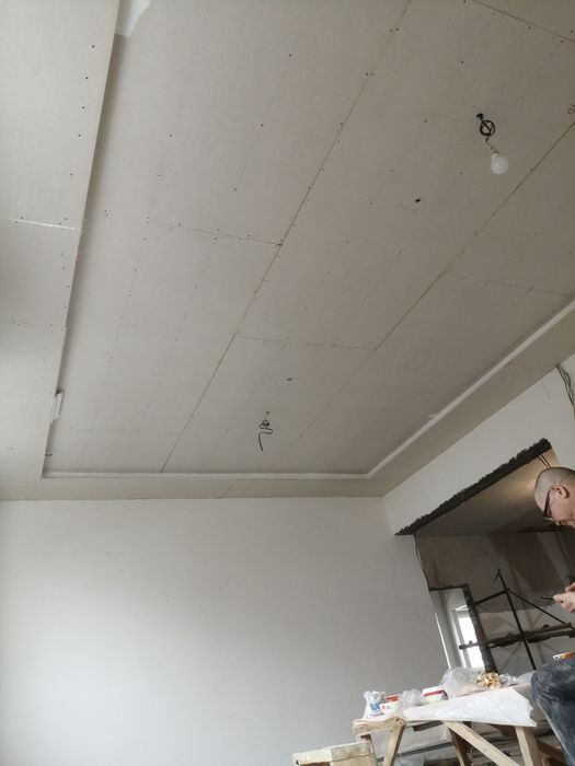 Мастер уневерсал поклейка обоев и тд.