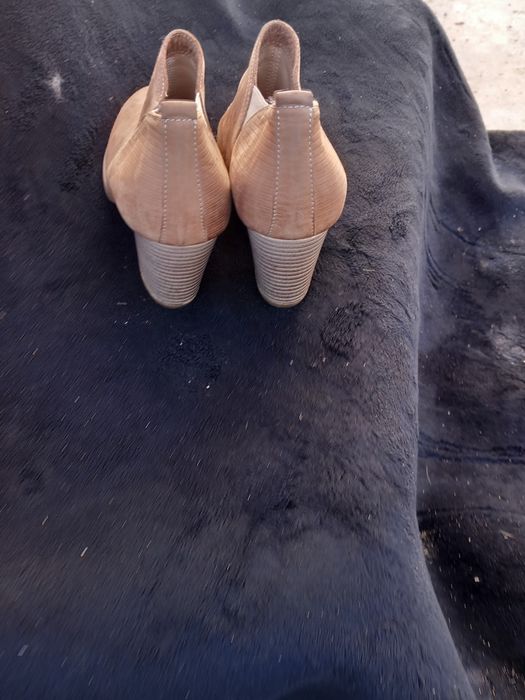 Vând botine de piele de culoare bej