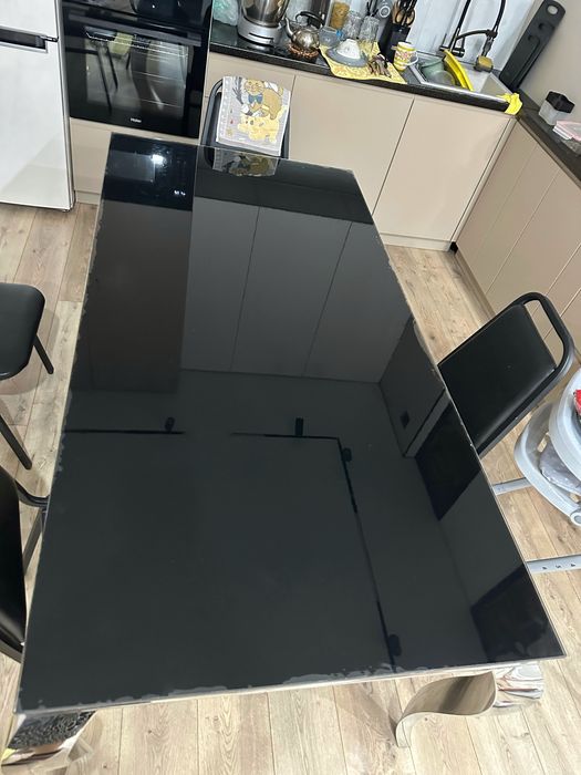 Стеклянный стол