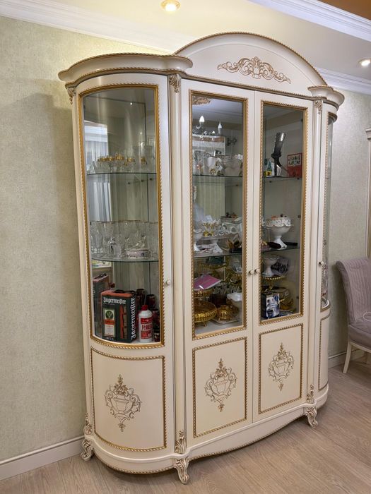 Продам сервант, шкаф.