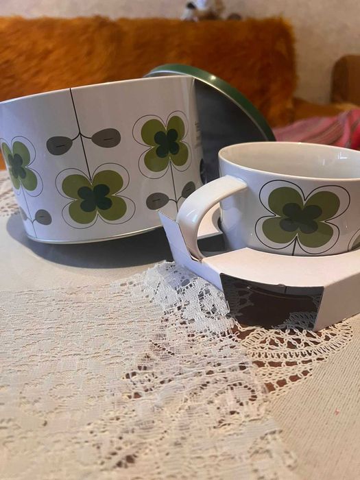 луксозен комплект чаша,цедка и кутия за чай