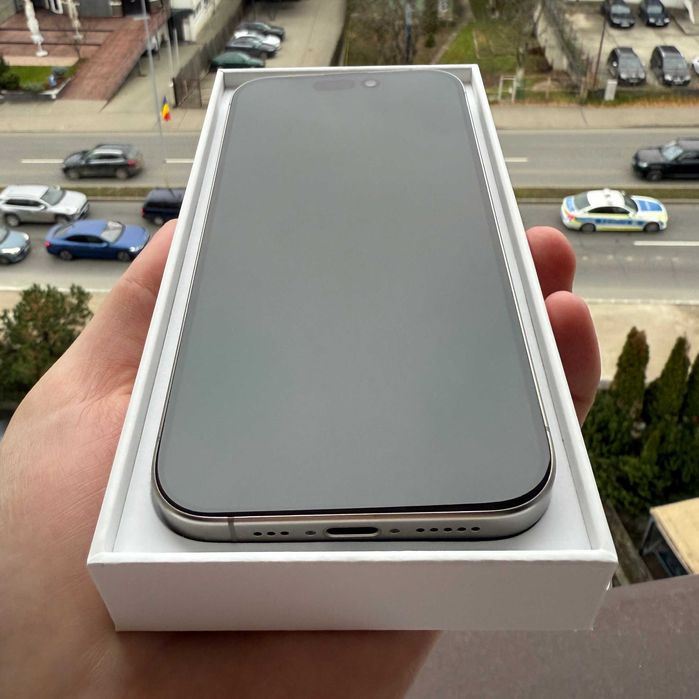 Vând iPhone 15 Pro, 128 GB, Natural Titanium + husă originală