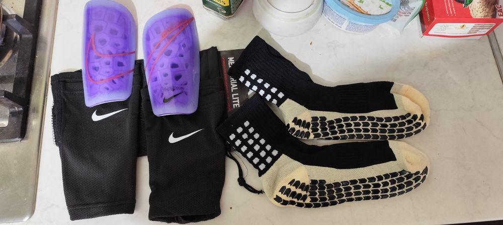 Футбольные щитки и носки бу