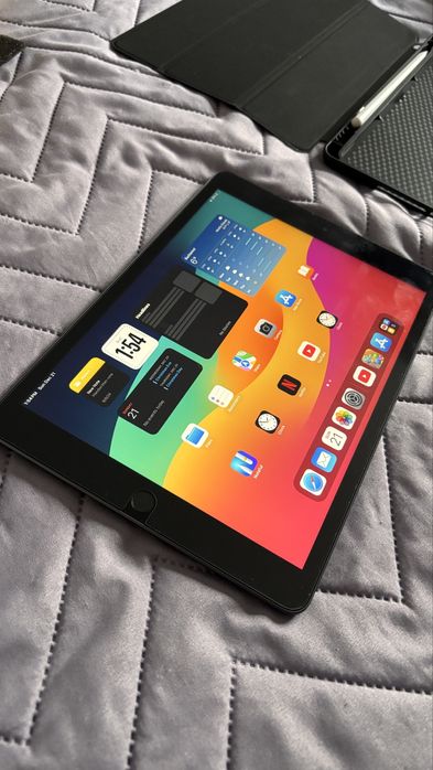 IPad generatia 9 ca NOUA, nefolosita.Cu multe accesorii free
