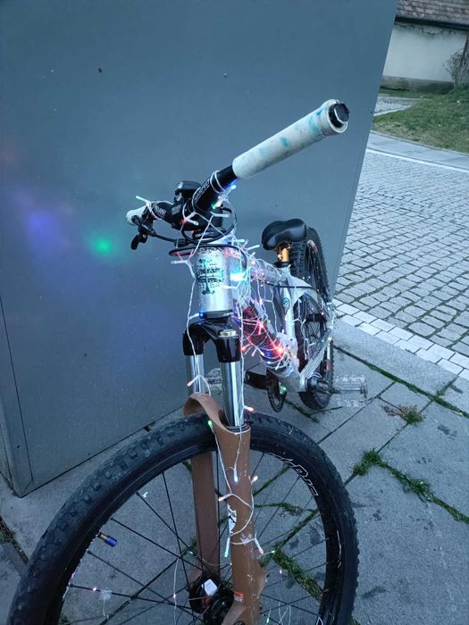 Vand bicicleta dirt jumper Cube