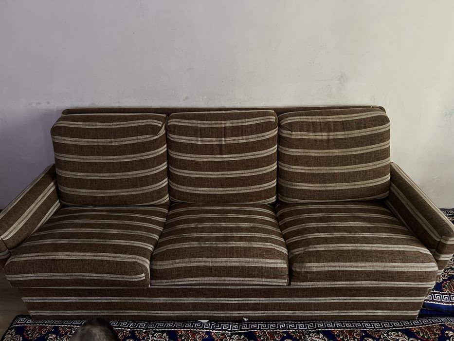 Divan sotiladi narxi 900mingsum holati yaxshi