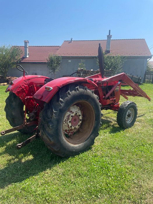 Tractor internațional 523 cu încărcător