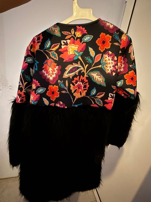 Дамско палто с флорален десен и еко пух – размер M, ново с етикет