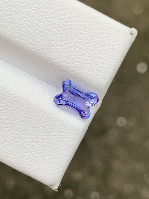 Танзанит за любители на кучета с швейцарски сертификат