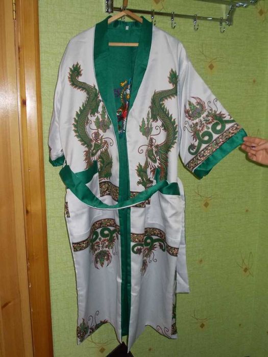 Халат из шёлка ( Таиланд ). Размер 48 - 50. НОВЫЙ.