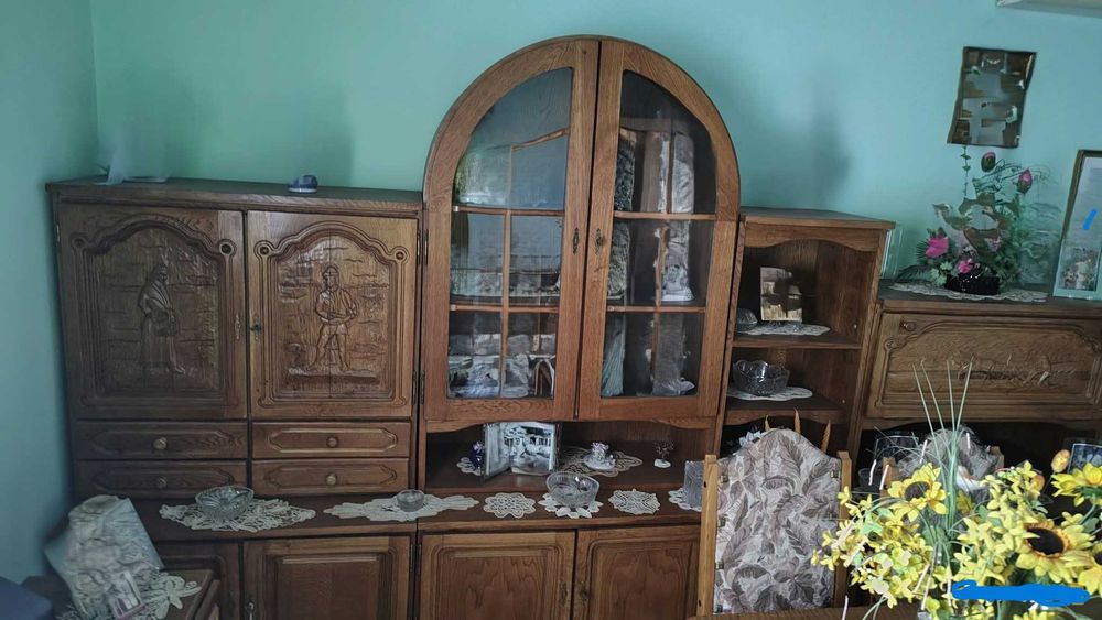 vand sufragerie biblioteca cu usi lemn sculptat si vitrina + masa  6 persoane cu 6 scaune tapitate
