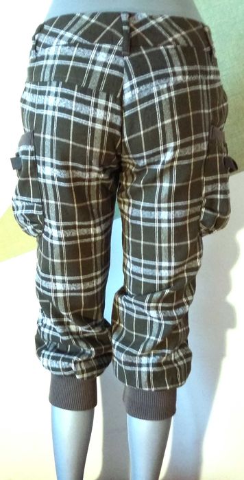 Pantaloni trei sferturi kaki cadrilati matlasati bufanti tinte snururi