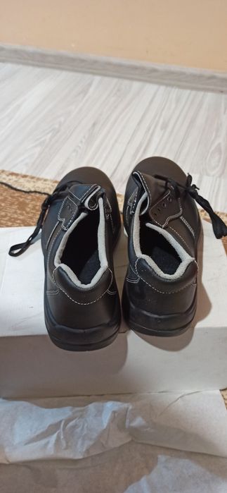 Чисто нови обувки половинки