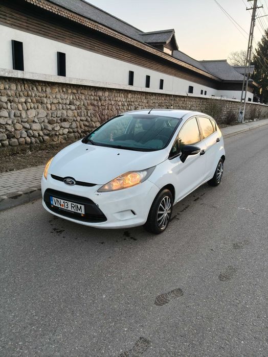 Vând Ford fiesta