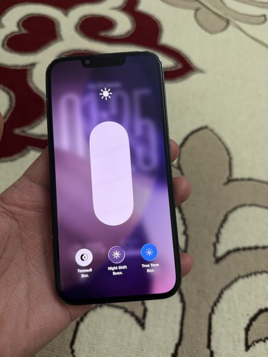 iPhone 13 с документом