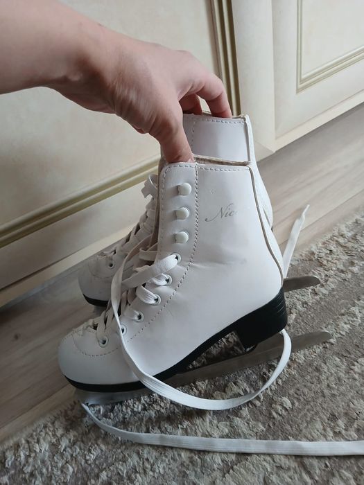 Коньки фигурные белые