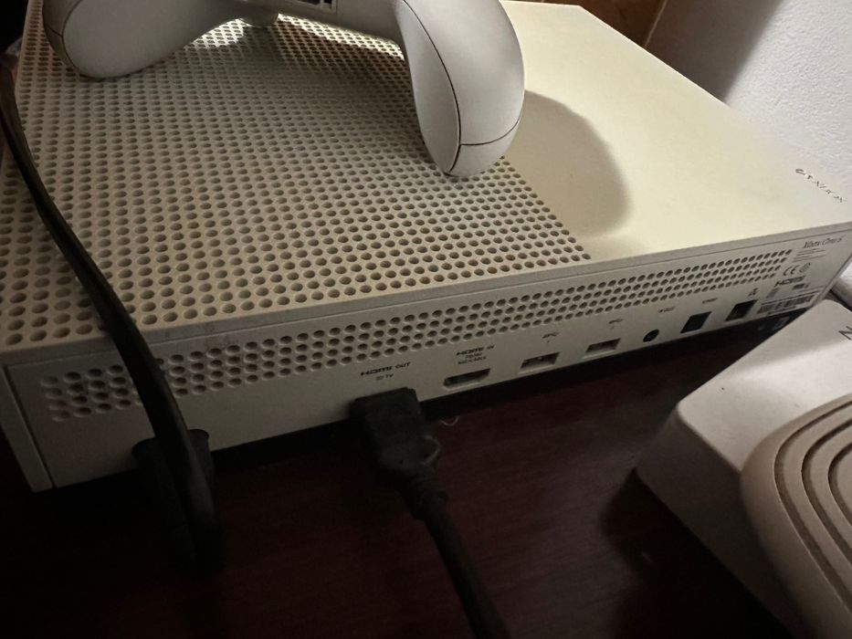 Vând xbox one s cu 6 jocuri