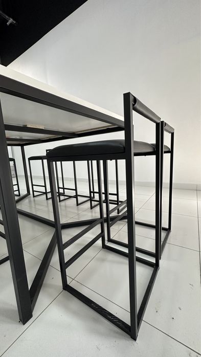 #недорого продаётся новый стол и стулья в стиле Hi-Tech