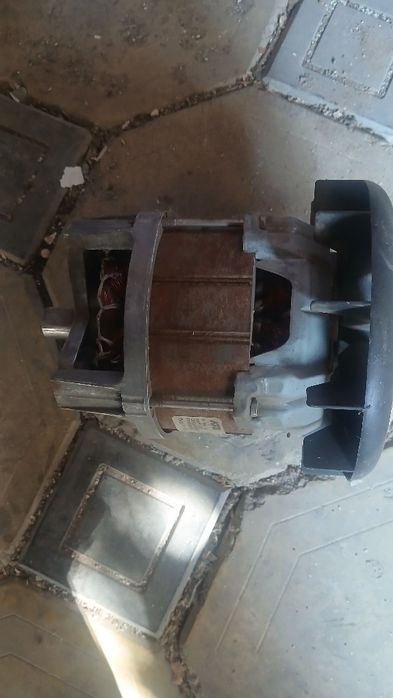 Двигатель мотор от стиральной машины.