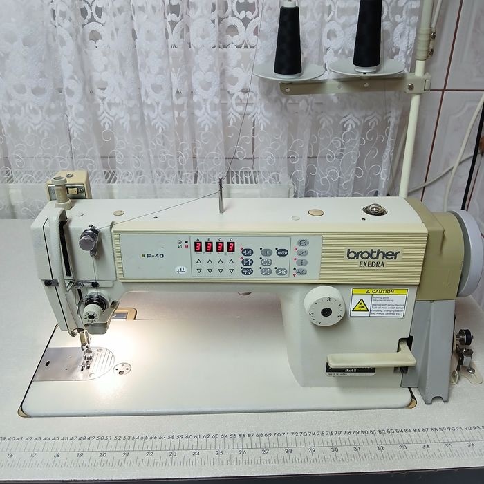 Masina de cusut BROTHER cu taiere de fir, full automata