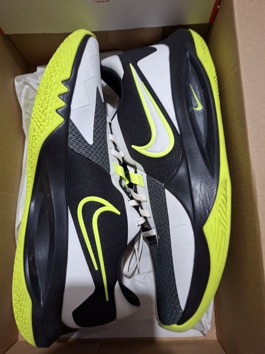 Продовам маратонки Nike precision vi