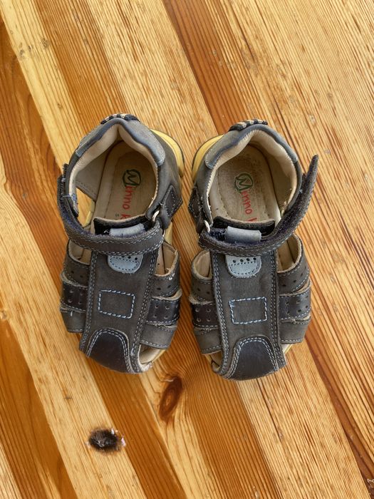 Продаю детские сандали р24.