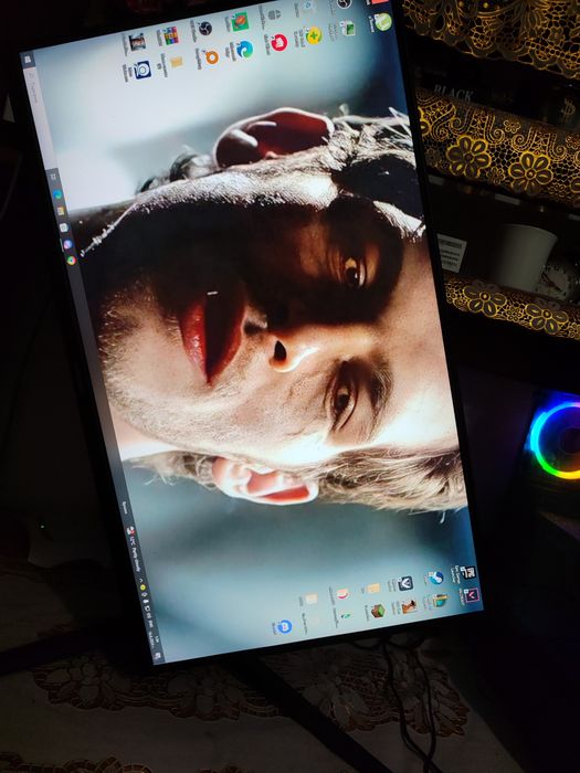 Геймърски компютър и монитор