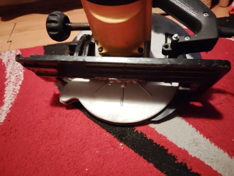 Vând sau schimb circular de mana Dewalt