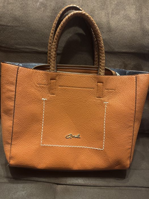 Axsel  .Уникална дамска чанта ,удобна и много красива .Много запазена.