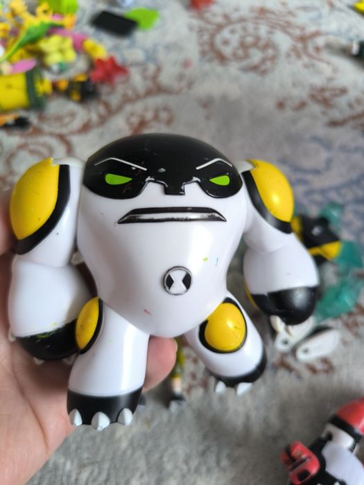 Продам фигуры Бен-10 оригинал