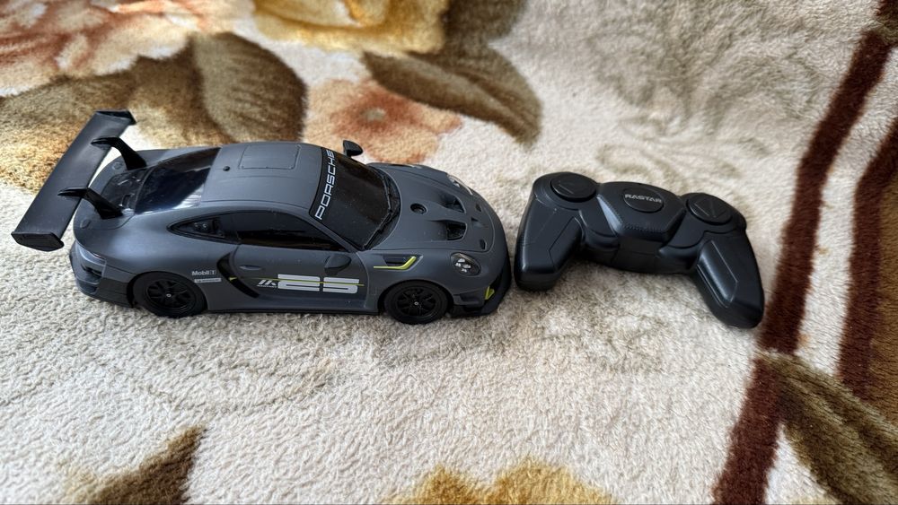 Vând mașină de jucărie machetă din plastic cu telecomandă Porsche