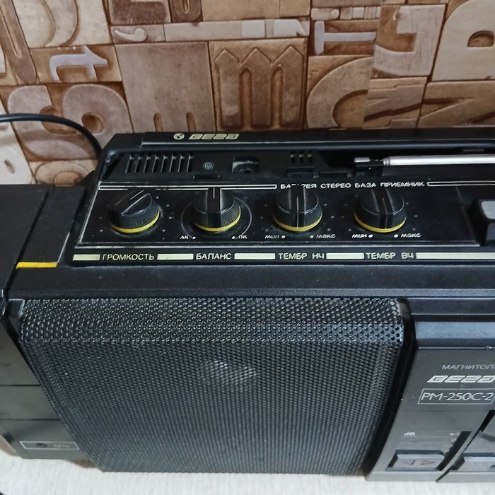 Продам советский магнитофон вега