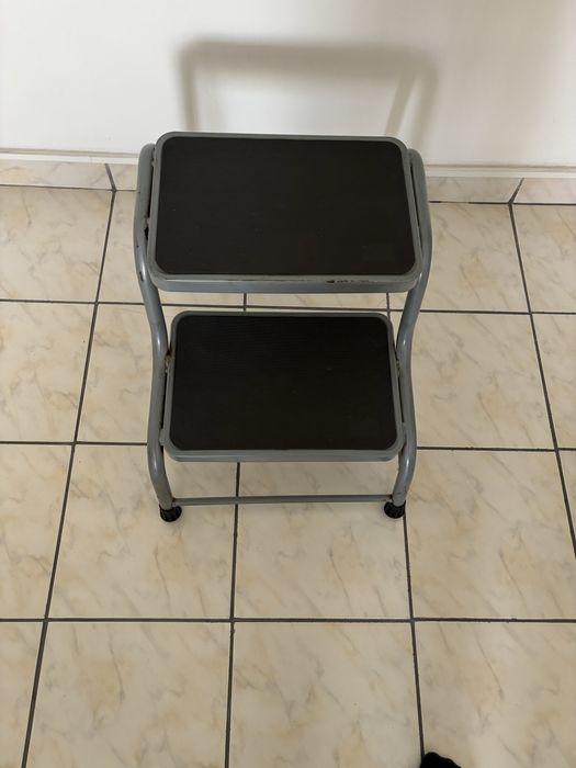 Scara metalica 2 trepte