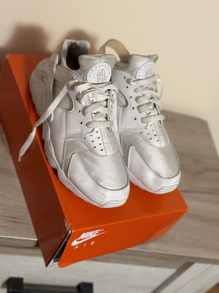 Nike Air Huarache triple white albi 42.5 Timisoara OLX.ro