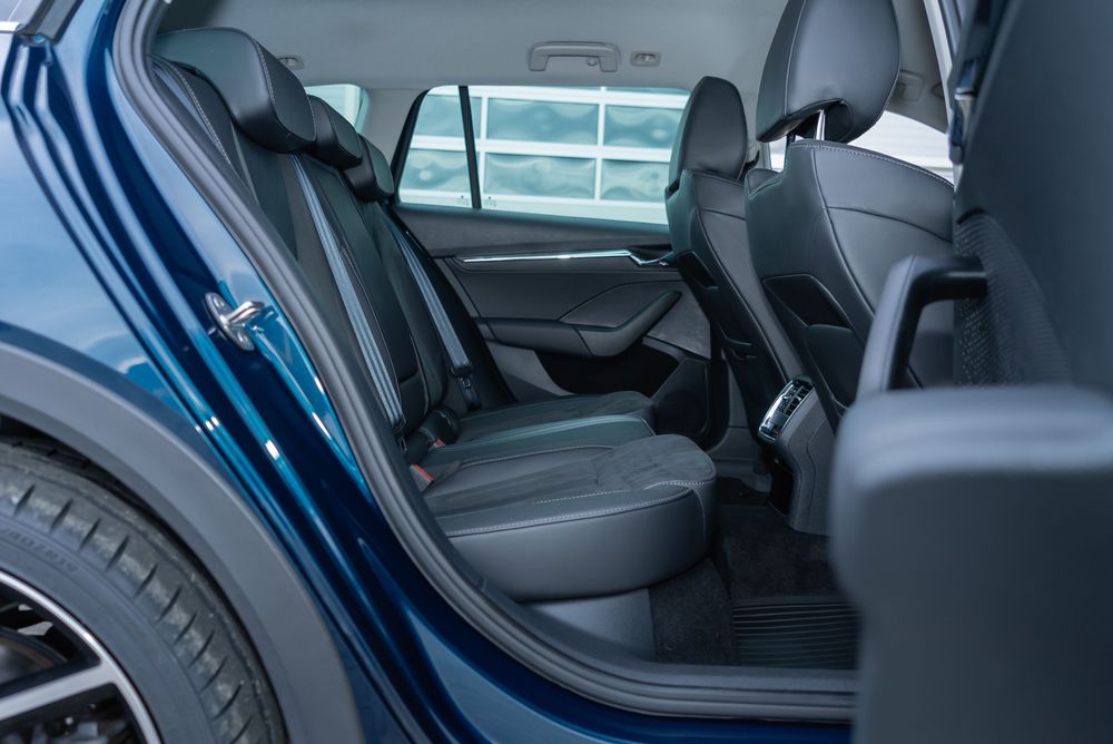 Skoda Octavia-Scout-2023-Automata-ACC-4x4-HUD-Camera-Lane assist-TVA