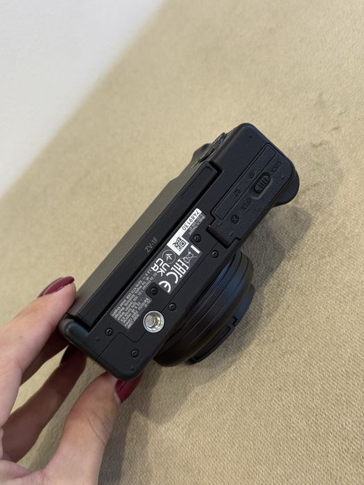 Предлагам чисто нов фотоапарат Sony zv-1f.