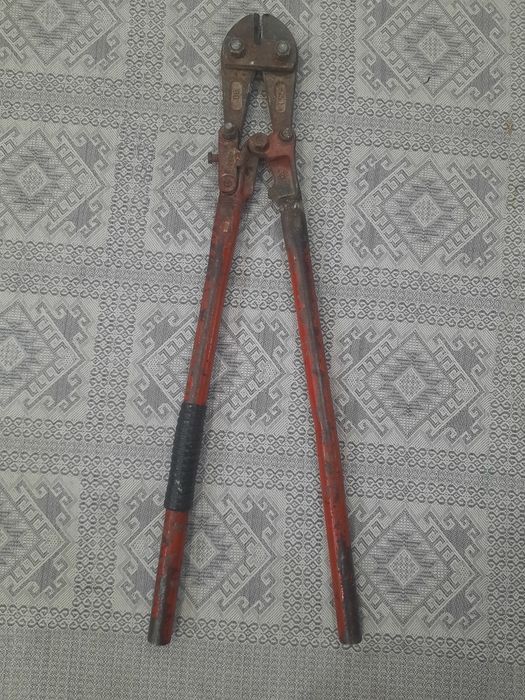 Продам болторез для резки  арматуры, кабелья. 6000 тг.