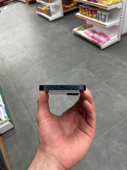 Айфон 13 каропка есть