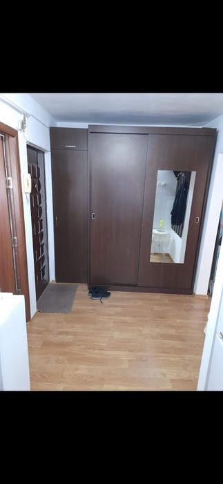 Vind apartament cu 2 camere decomandat