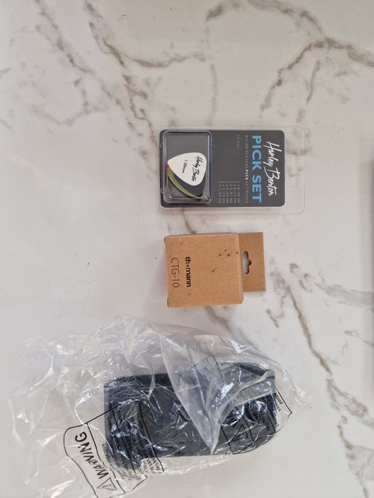 Vând set complet Harley Benton pentru chitară