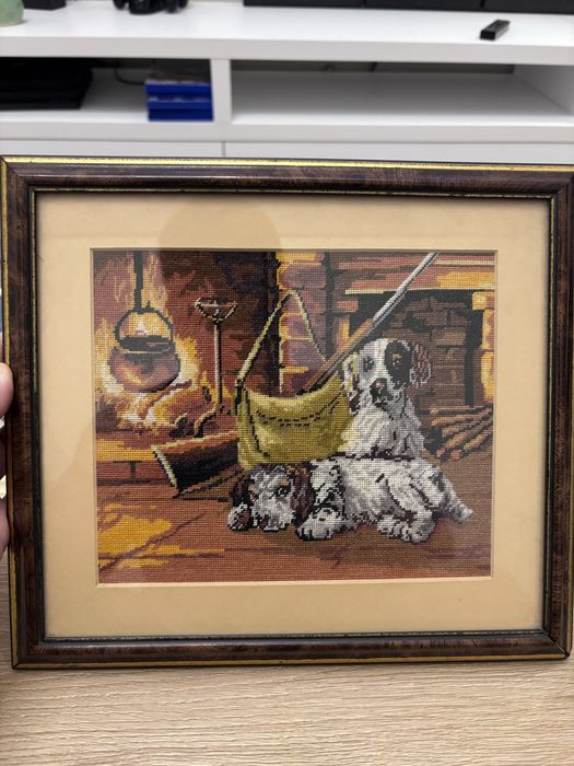 Tablou brodat manual cu catei langa semineu