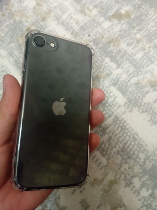 Продам айфон SE в хорошем состоянии