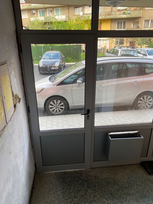Продавам входна врата от сива алуминиева дограма