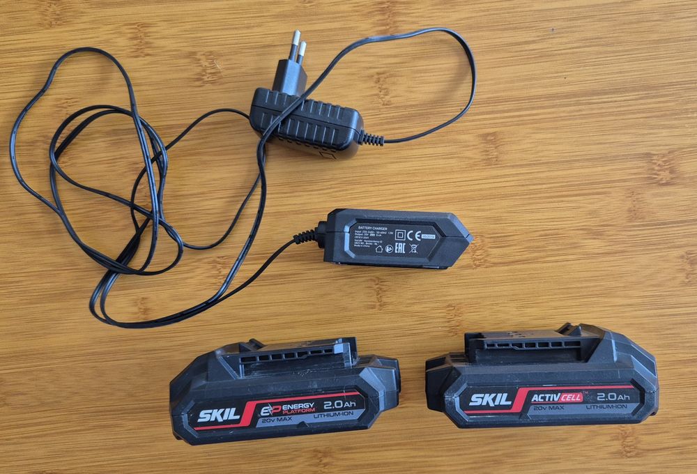 Set acumulatori si incarcator Skill PWRCORE 20 2Ah