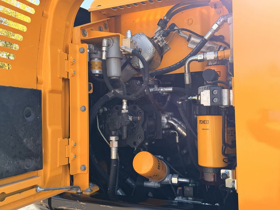 Excavator JCB pe roti