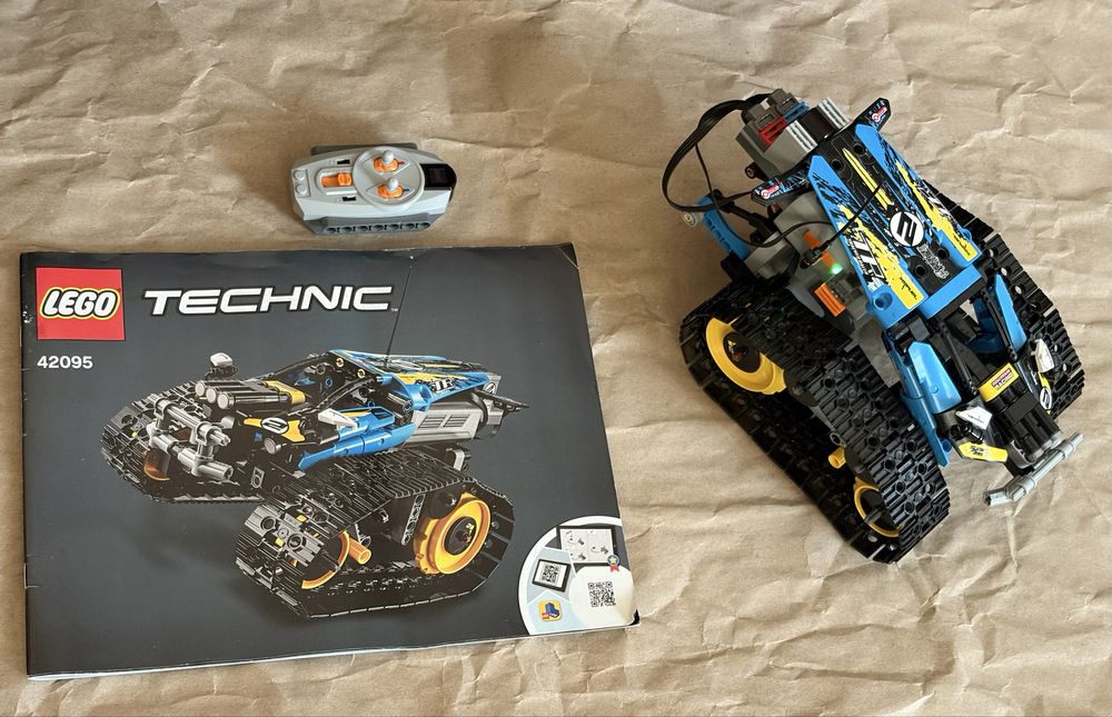 Lego Technic 42095 Remote Controlled Stunt Racer