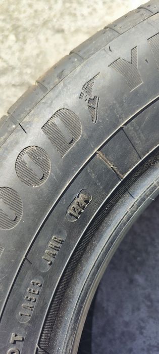 Vând 2 cauciucuri unul Goodyear 215 65 R17 și unul  Pirelli 235 55 R 19